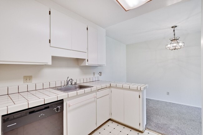 Building Photo - Top Floor Unit - Balcony - Elevator Access - Community Pool & Tennis Court
