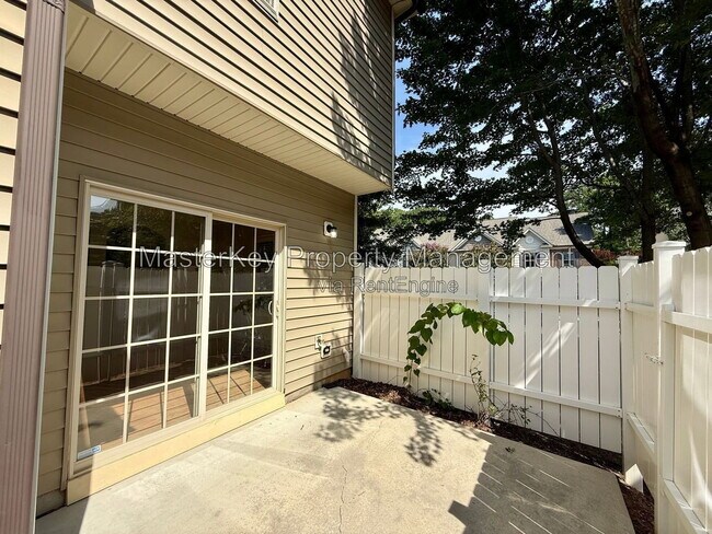 Building Photo - 533 Matheson Place
