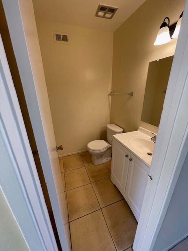 Building Photo - 2 Bedroom 1.5 Bath Attached unit available