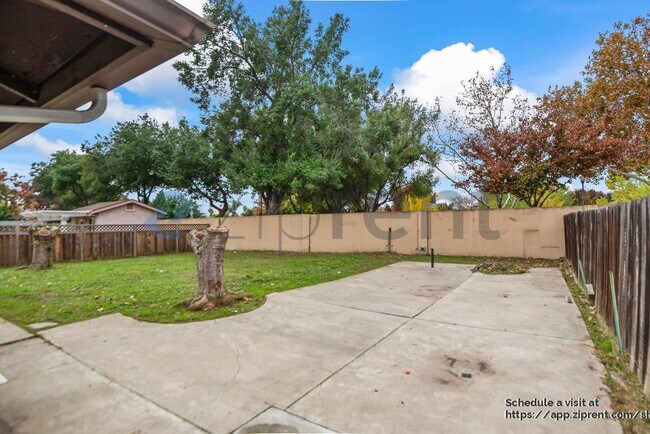 Building Photo - 909 N Estates Dr