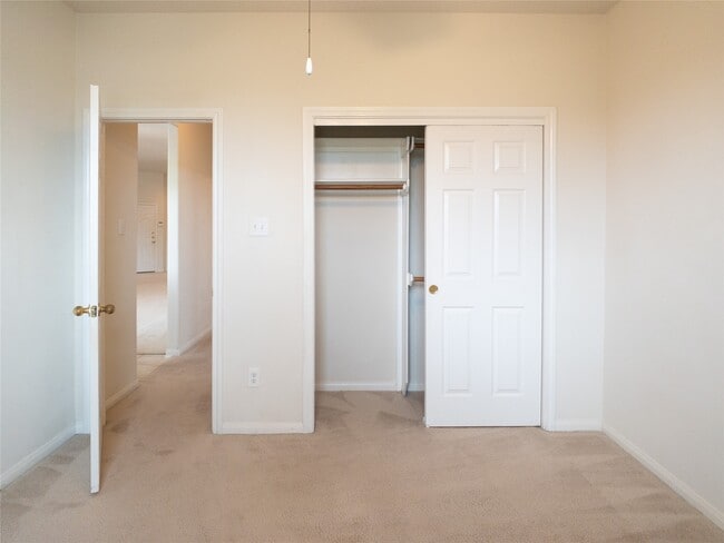 Building Photo - 2727 S Cedar Hollow Dr