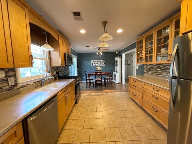 Building Photo - Fall in love with this 4 bedroom/ 2 bathroom single family home!