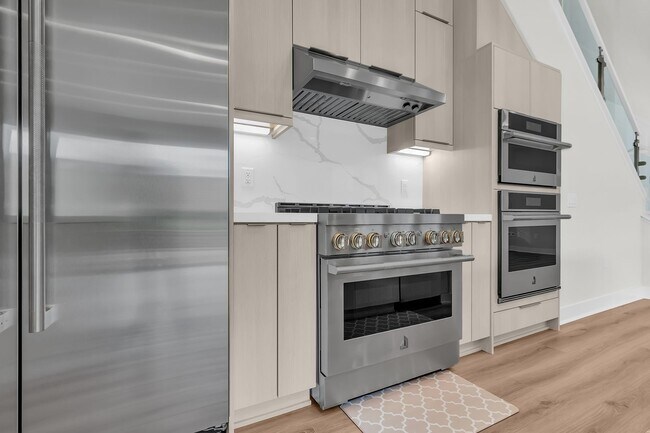 Building Photo - 720 Olivier Dr