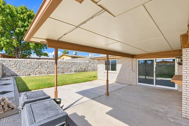Building Photo - 6621 Mesa Grande Ave