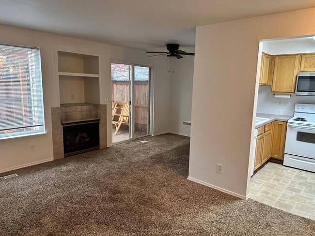Building Photo - Convenient Beaverton Townhome!
