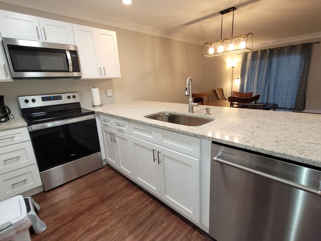 Building Photo - Furnished 3 BR, 3 BH Townhouse in Wilmington!