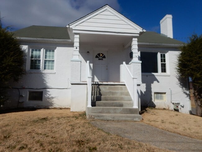 Primary Photo - 3 BR home, convenient to Downtown Vinton!