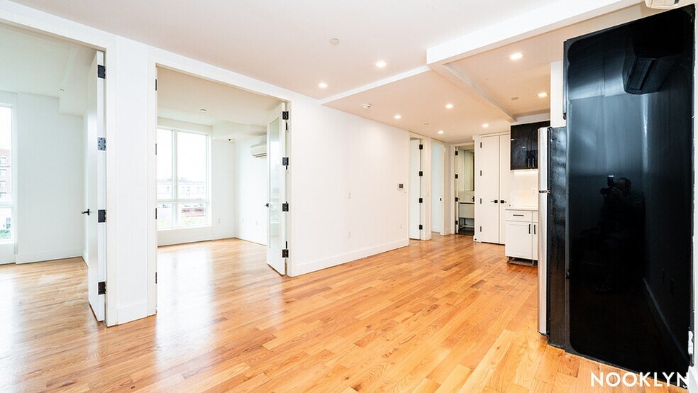 Building Photo - 19 E 31st St