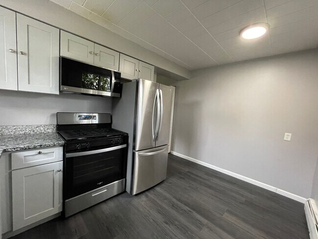 Building Photo - Updated 1 Bedroom in Bellevue with Off Str...