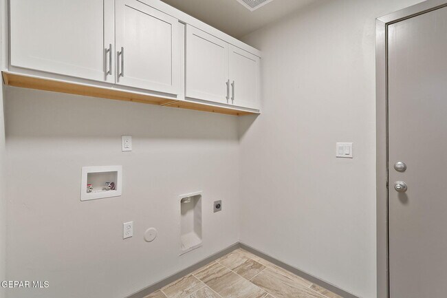 Building Photo - 13736 Flora Vista Ave