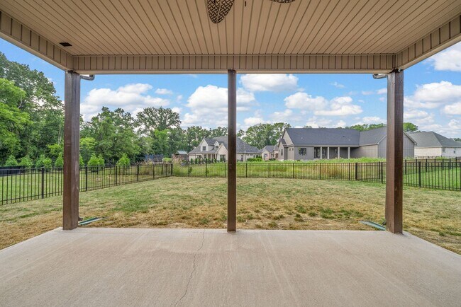 Building Photo - Pet Friendly Four Bedroom with Bonus!