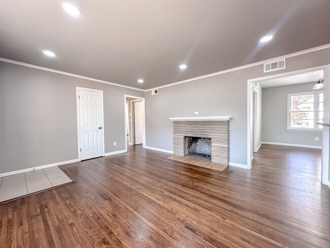 Building Photo - Midtown Tulsa: Stunning 4 bedroom 2 bathroom home