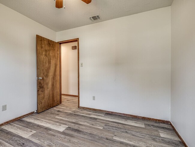 Building Photo - Move in discount / $800 first month rent