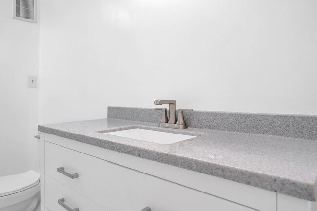 Building Photo - Ashland Ave