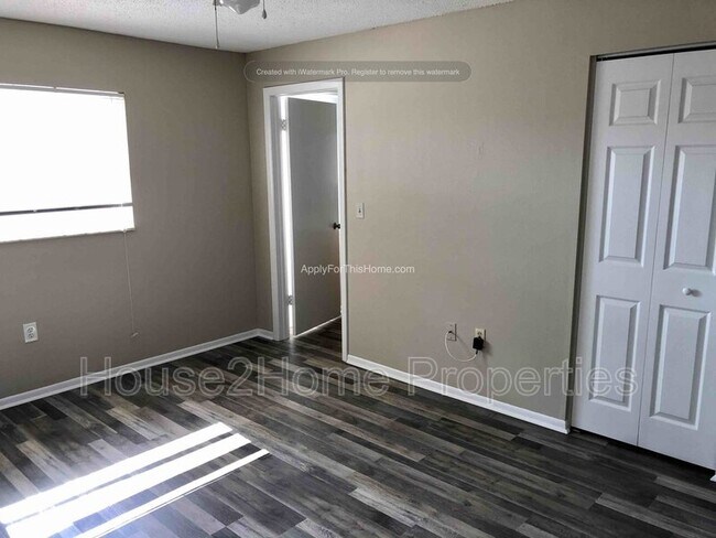 Building Photo - 1158 Brook Dr W