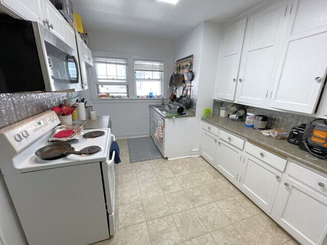Building Photo - 33 Lathrop St