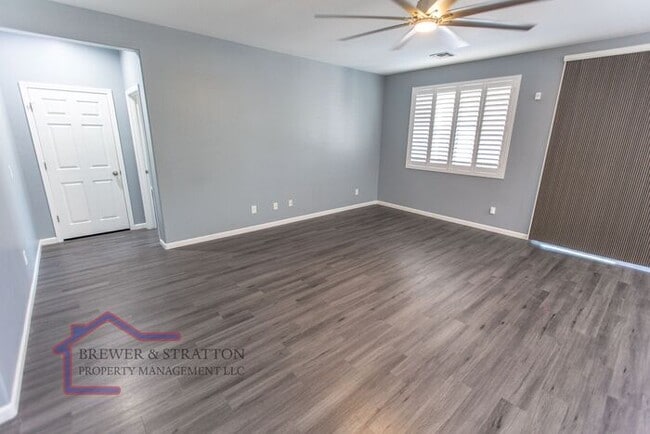 Building Photo - 391 S 163rd Dr - 4BR, 2BA - Sarival/Van Buren