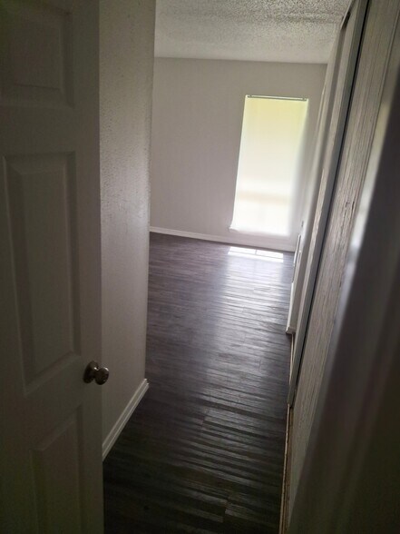 Building Photo - 2611 Lakeledge
