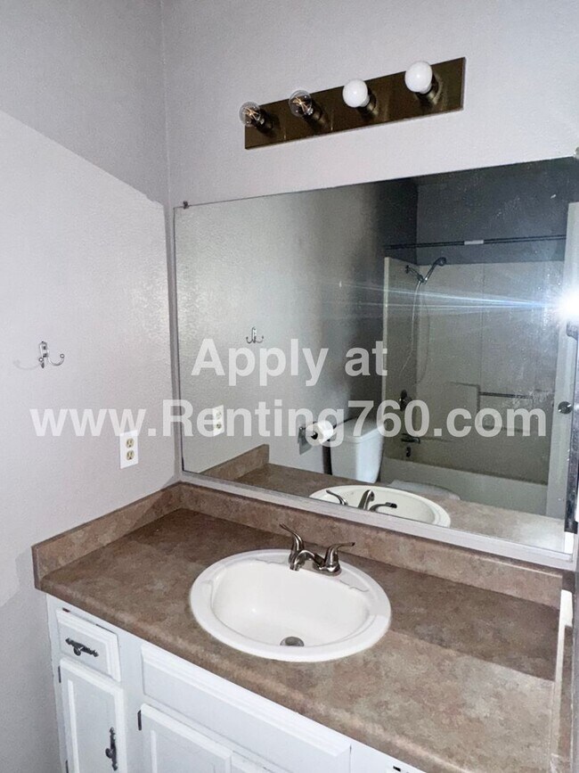 Building Photo - Comfortable 3 Bed 2 Bath Home