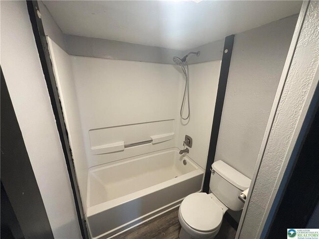 Building Photo - 654 Youngs Hill Rd