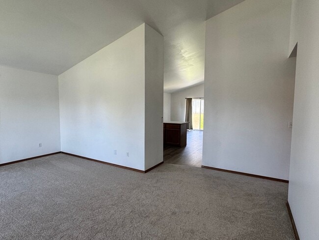 Building Photo - Occupied, do not disturb tenants, Terraced Estates 3br, 2ba, Dbl garage, Central air