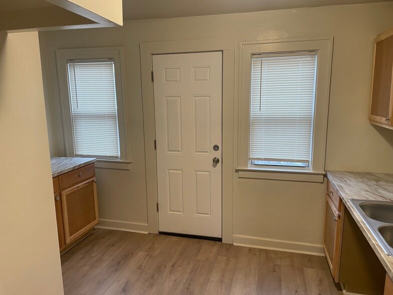 Kitchen - 14353 Strathmoor St