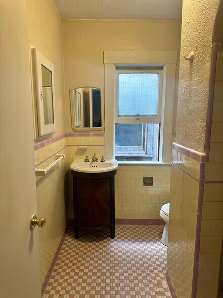 Building Photo - 745 E Home Ave