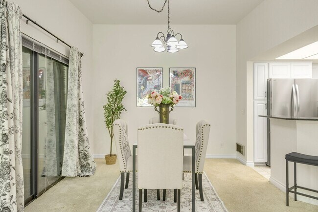 Building Photo - 1264 Bellevue Way NE