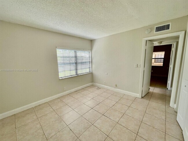 Building Photo - 2624 Riverside Dr