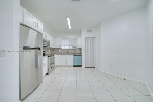Building Photo - 14885 NE 7th Ave