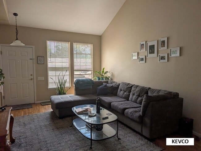 Building Photo - Bright Townhome Near Shopping and Food!