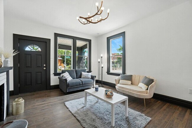 Building Photo - 887-889-889 E Livingston Ave