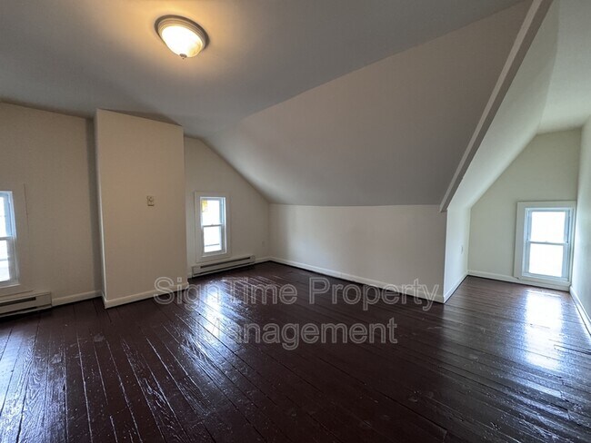 Building Photo - 627 N Mulberry St