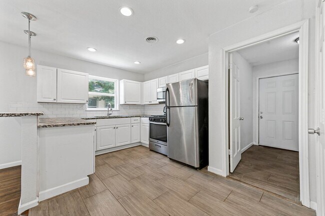 Building Photo - Single Family Home in 76109