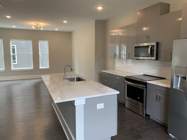 Building Photo - BEAUTIFUL TOWNHOMES IN MIDTOWN