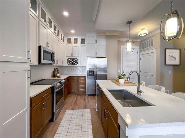 Building Photo - 5355 Pinehurst Park Dr