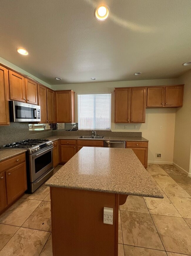 Building Photo - Spacious 4 bedroom 2.5 Bathroom Gold River...
