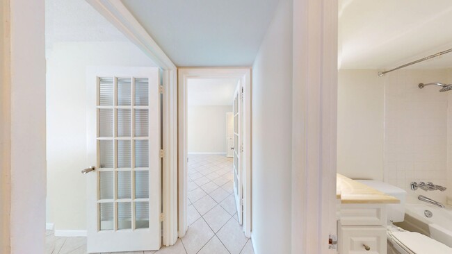 Building Photo - Beautiful 2 Bed / 2 Bath in Palm Club Vill...