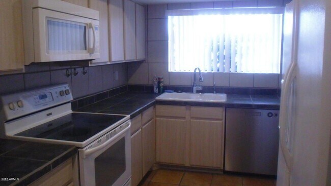 Building Photo - 8651 E Royal Palm Rd