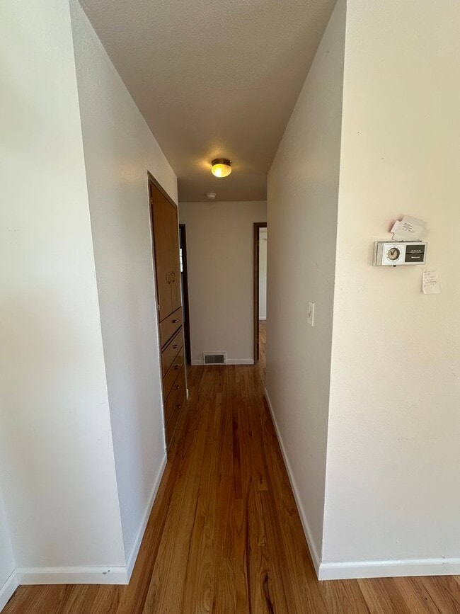 Building Photo - 3 Bedroom 1 bathroom home in Mukilteo