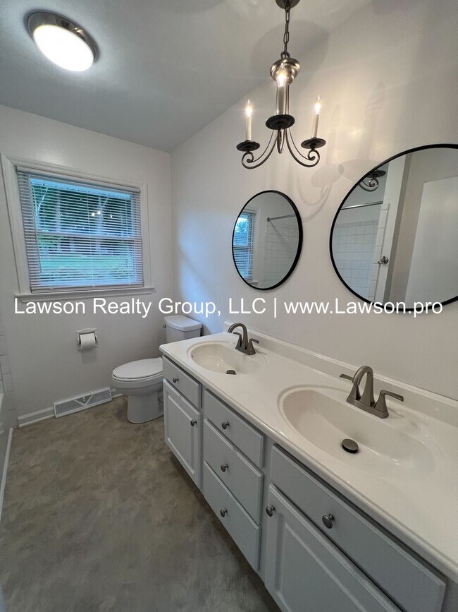 Building Photo - Very Nice Updated Ranch in Salem (Glenvar ...