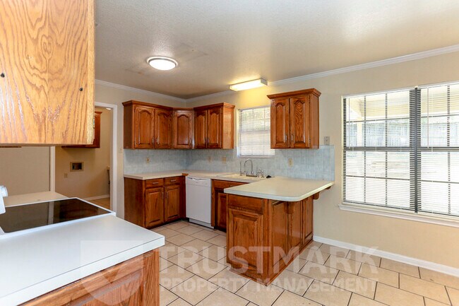 Building Photo - 800 Silver Creek Dr