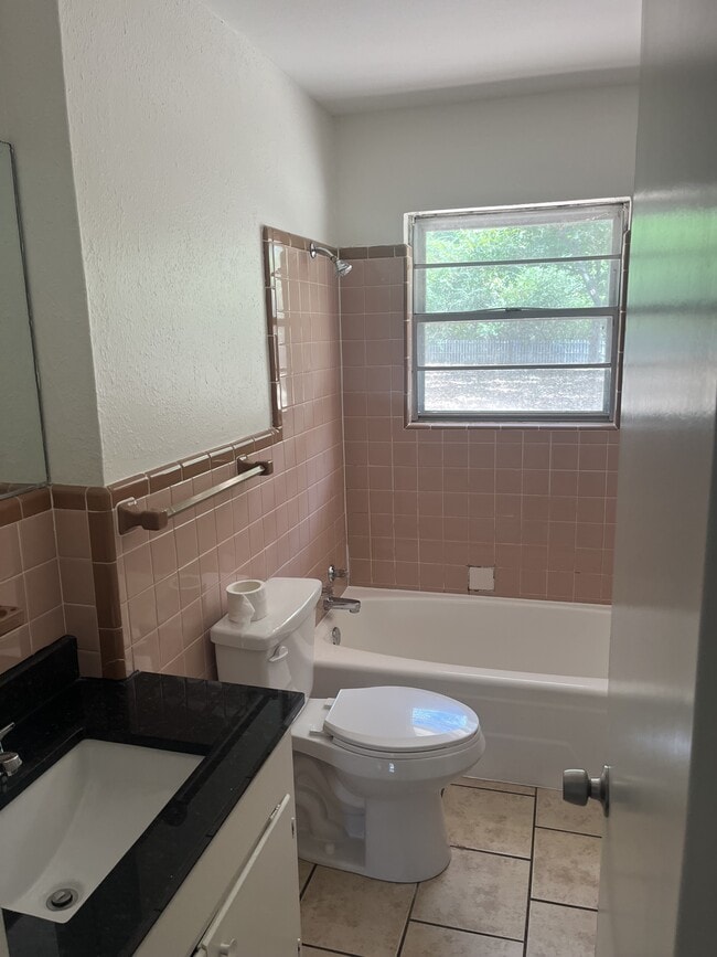 Building Photo - 13 Meadowbrook Dr
