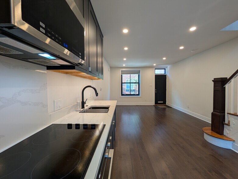 Building Photo - 1118 Titan St