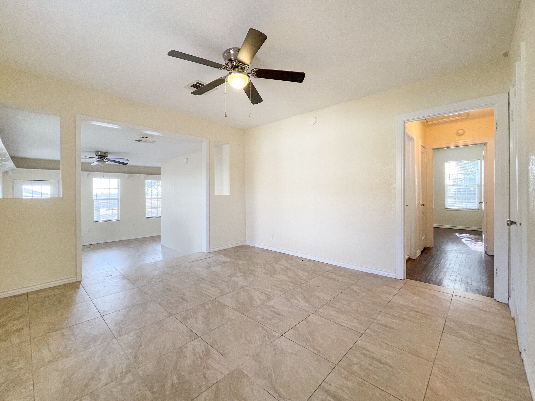 Building Photo - 1306 W 11th St