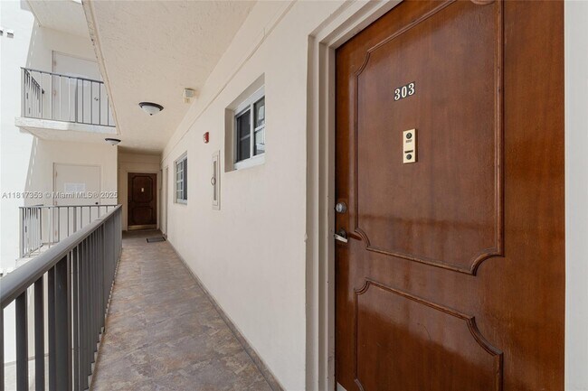 Building Photo - 1150 Collins Ave