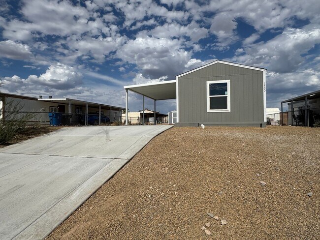 Building Photo - 1700 Yale Dr