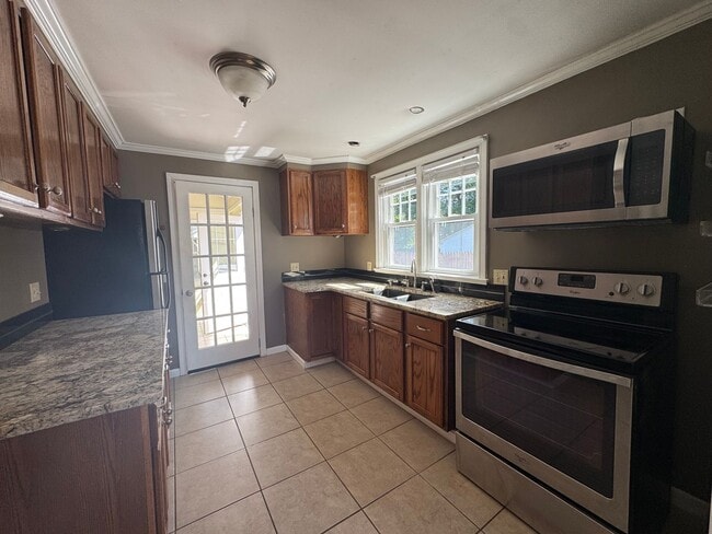 Building Photo - Adorable Single Family Home In Southeast P...