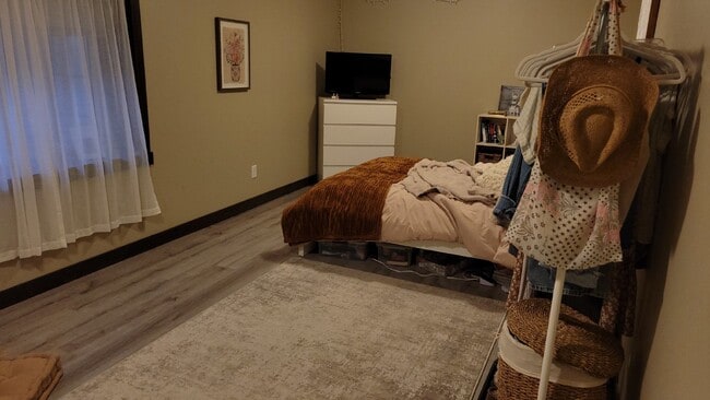 Building Photo - 5 Bed 3 Bath close to UWEC, bike trails, Carson Park, and The Sonnentag!