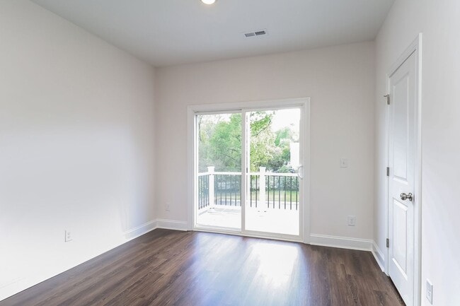 Building Photo - Beautiful 3BR 3.5BA Townhome w/ Full Appliance Kitchen • Garage Parking in West End